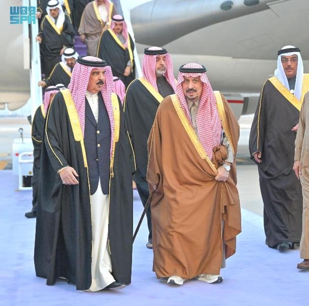 ملك البحرين يصل الرياض وفيصل بن بندر مقدمة مستقبليه