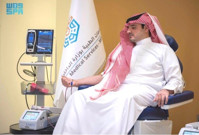 الأمير عبدالعزيز بن سعود يرفع الشكر للقيادة ويبادر التبرع بالدم