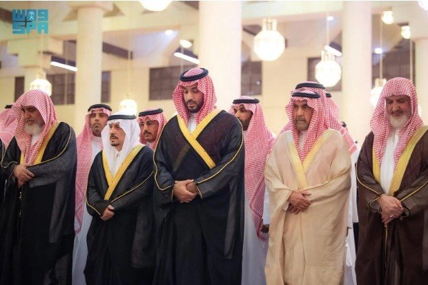 ولي العهد يؤدي صلاة الميت على سماحة المفتي عبدالعزيز آل الشيخ