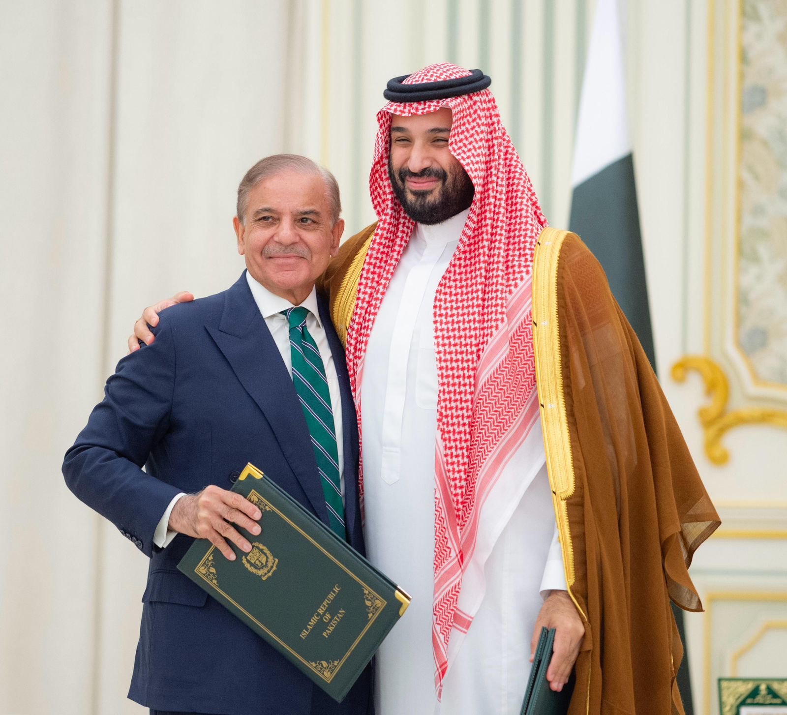 ولي العهد يستقبل رئيس وزراء باكستان ويعقدان جلسة مباحثات رسمية
