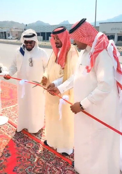 محافظ ” بارق ” يدشن مقر جمعية عين الإعلامية والموقع الالكتروني