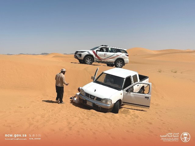 إنقاذ شابين علقت مركبتهم بكثبان رملية بمحمية نفوذ العريق