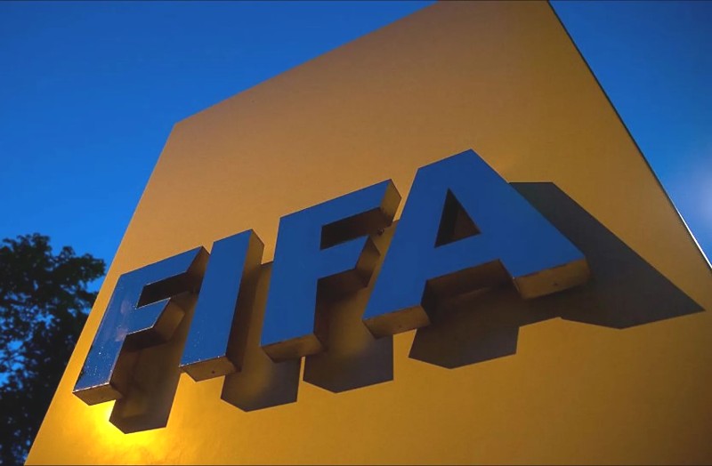 “فيفا” تعلن اعتماد لوائح جديدة لانتقالات اللاعبين