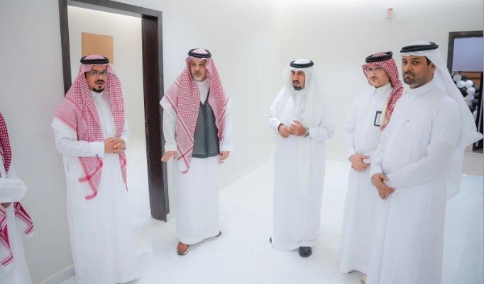 أمير الباحة يُوجِّه بتسليم وحدات سكنية للأسر الأشد حاجة