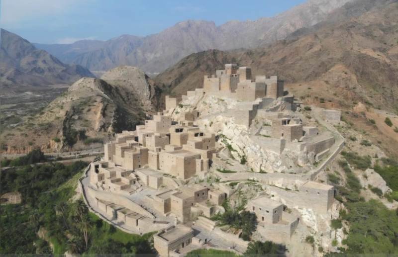 قرية ذي عين : وجهة سياحية تلامس الغيم وتروي حكاية الحجر