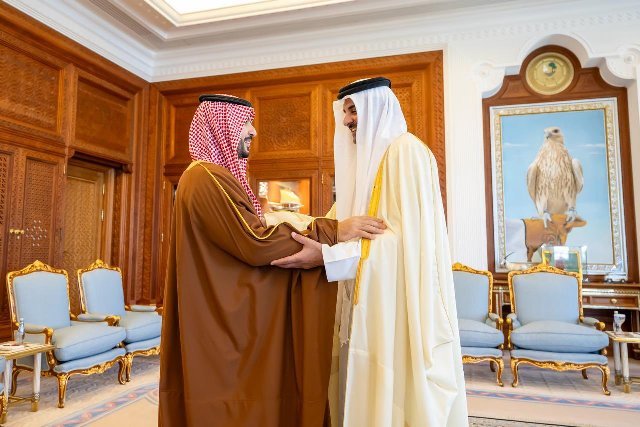بتوجيهات القيادة : وزير الدفاع يلتقي سمو أمير قطر