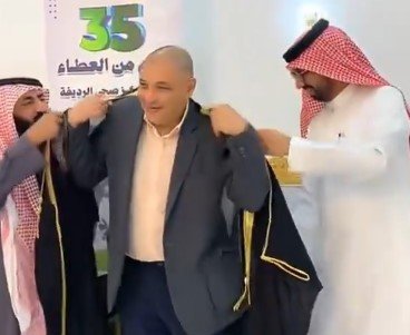 أهالي قرية #الرديفه بالجوف يكرمون طبيب مصري بعد 35 عاماً من العمل معهم