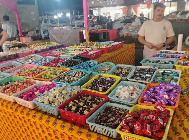 مع اقتراب عيد الفطر .. إقبال واسع على الشوكولاتة والحلويات