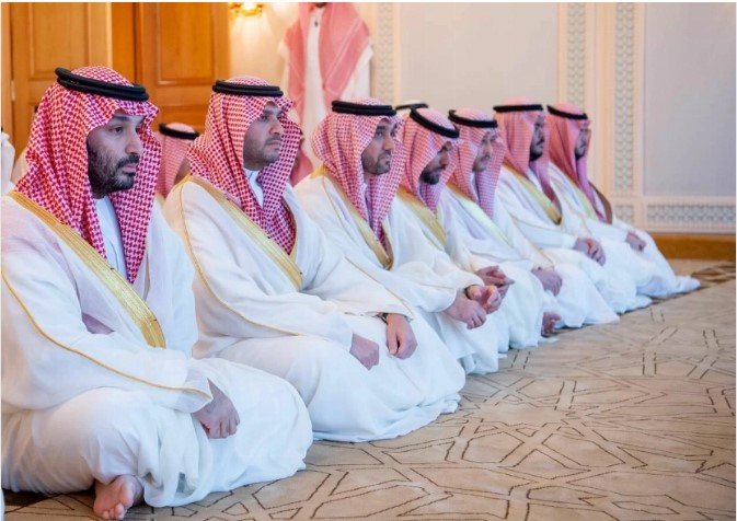 ولي العهد يؤدي صلاة عيد الفطر المبارك في المسجد الحرام