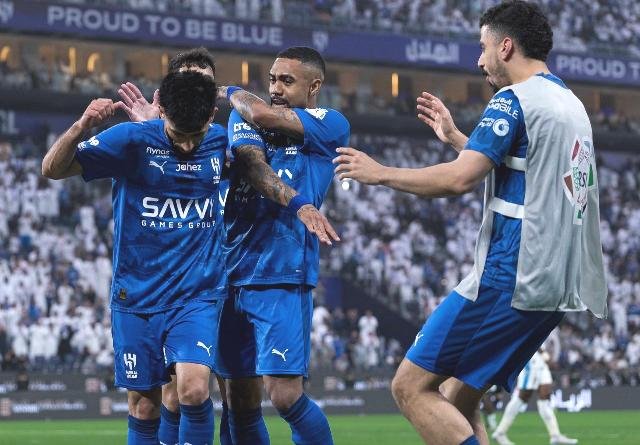 الهلال يحسمها بثنائية أمام نيوم ويواصل مطاردة المتصدر