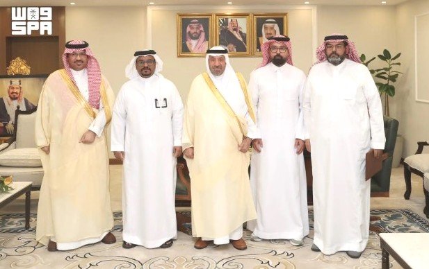 أمير نجران يُسلّم متبرعين بالكلى وسام المؤسس من الدرجة الثالثة