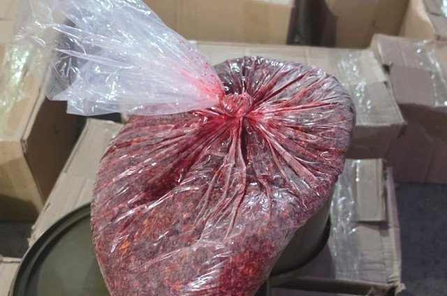 أمانة جدة تغلق موقعًا مخالفًا وتتلف 1330 كيلوجرامًا من التبغ