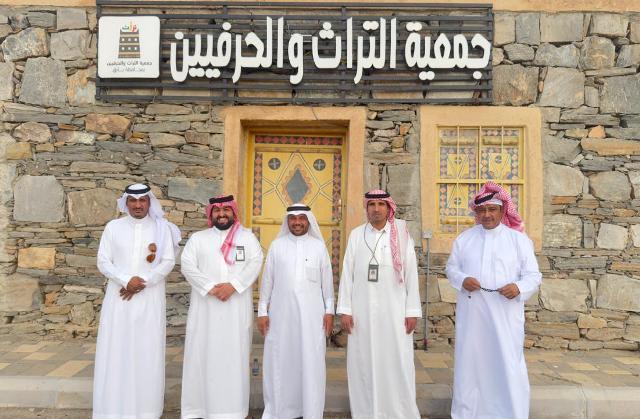 جمعية التراث ببارق وبنك التنمية يناقشان دعم الأسر المنتجة