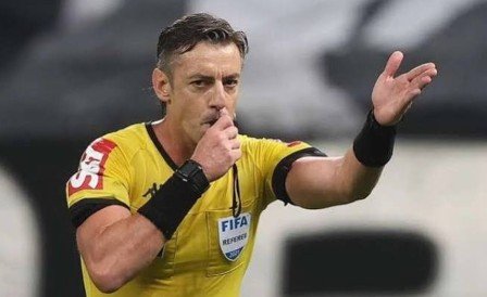 البرازيلي كلاوس حكم مواجهة “الأخضر” ونظيره الإسباني