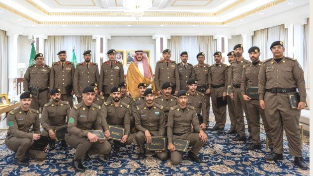 أمير الجوف يكرّم عددًا من ضباط وأفراد شرطة المنطقة