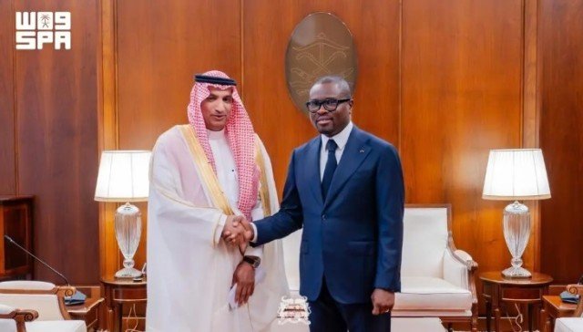 السفير البلوي يقدم أوراق اعتماده سفيرًا غير مقيم لرئيس جمهورية بنين