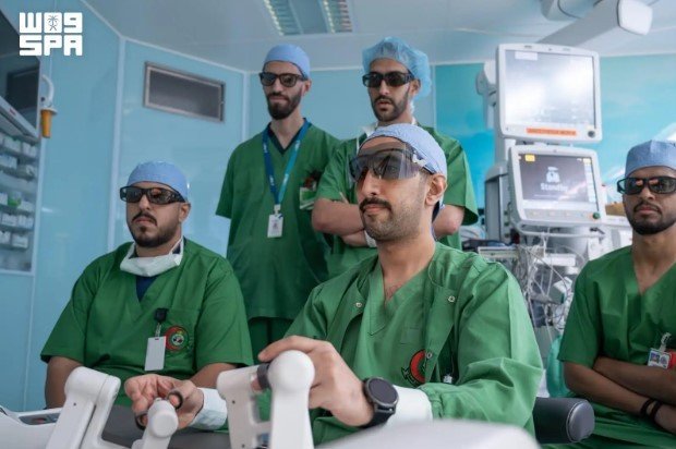 نجاح أول عملية جراحية روبوتية عن بُعد بين الرياض وجدة