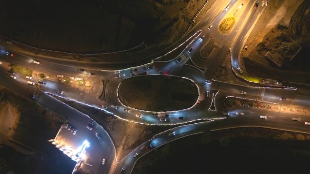 أمانة ” عسير ” تستحدث دوارًا مروريًا بأبها لتعزيز الانسيابية