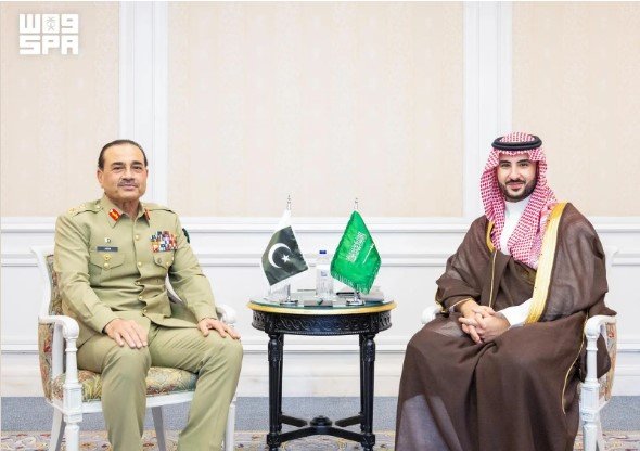 وزير الدفاع يلتقي قائد قوات الدفاع قائد الجيش الباكستاني