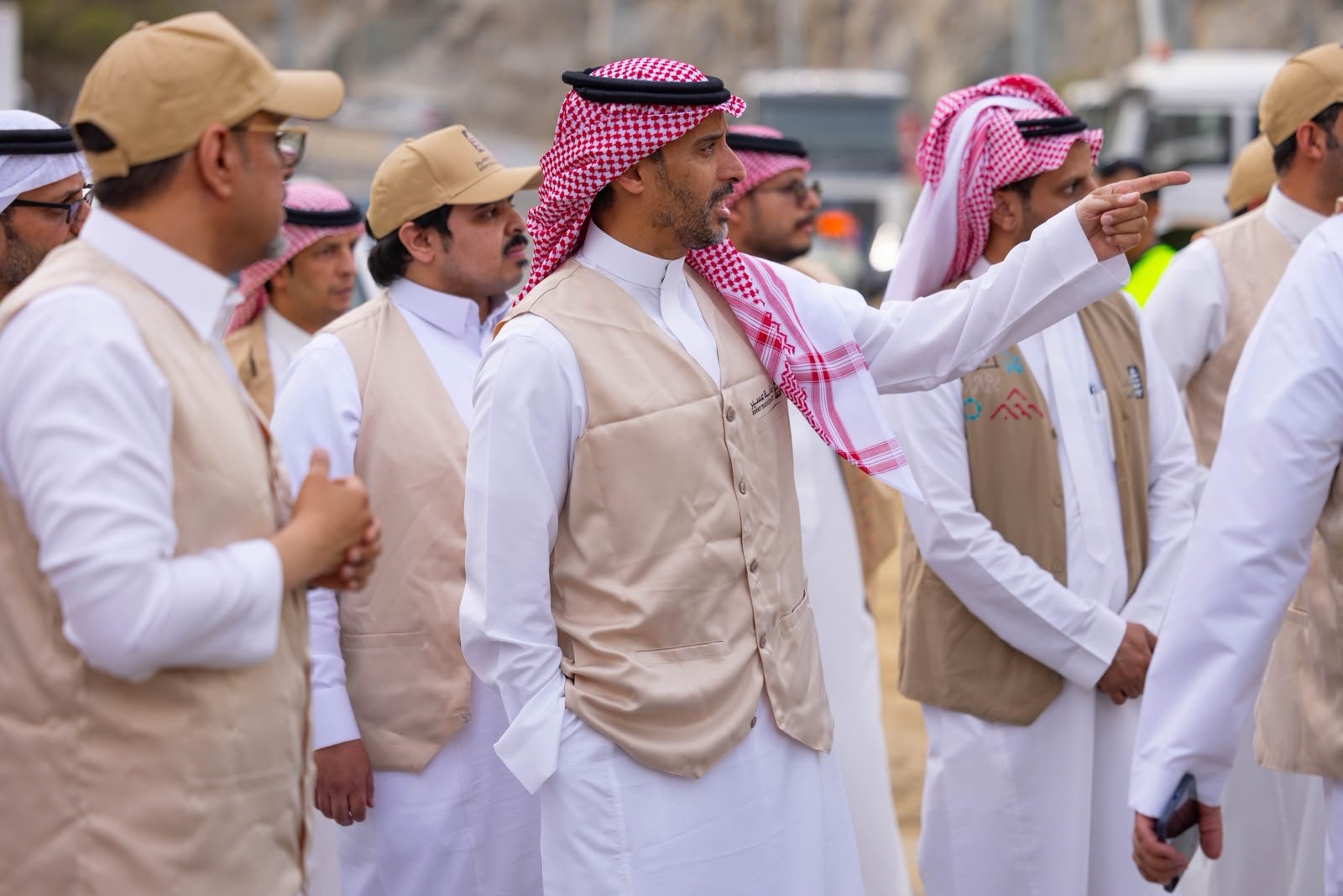أمين عسير يتابع ميدانيًا جهود إخماد حريق تنومة