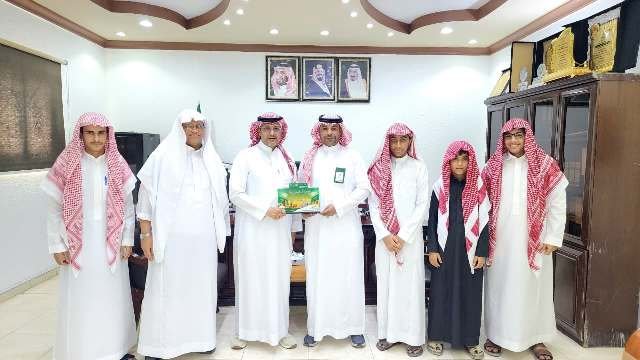 مدير متوسطة العز يحتفي بمدير «بيئة العرضيات» في اليوم الوطني