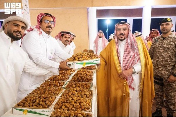 أمير القصيم يدشّن “جادة الخبراء” ويطّلع على مهرجان تمور الخبراء