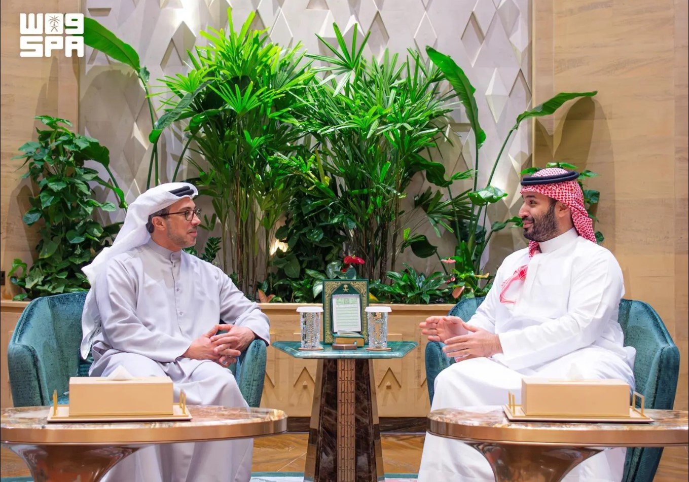 سمو ولي العهد يلتقي الشيخ منصور بن زايد آل نهيان