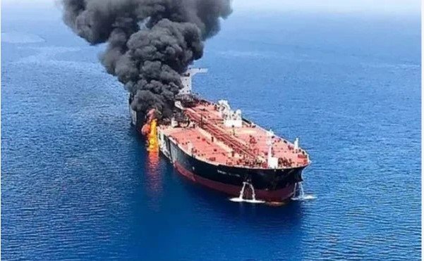 إصابة ناقلة بعدة مقذوفات في الخليج شمال قطر